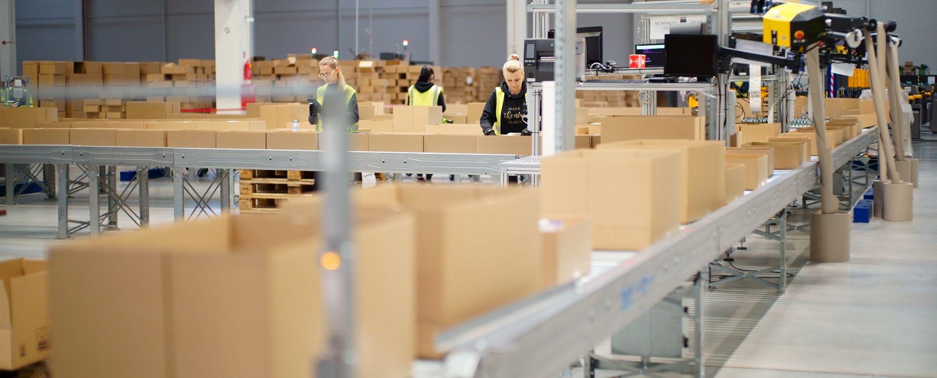 Miliony zestawów i wyścig z czasem. W logistyce święta zaczynają się latem